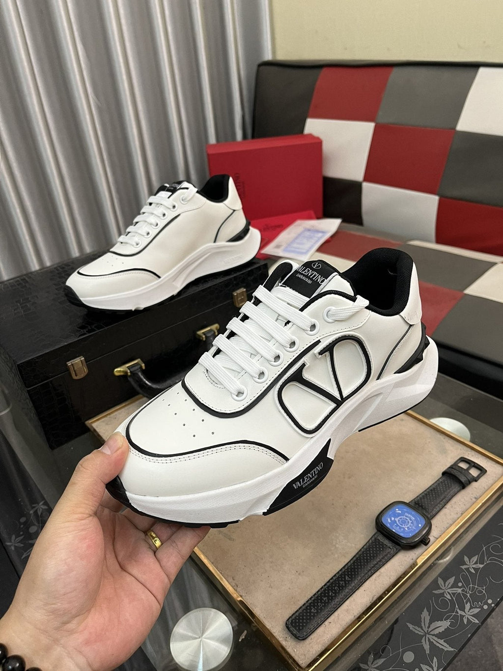 Outlined Emblem Low-Top Sneakers
