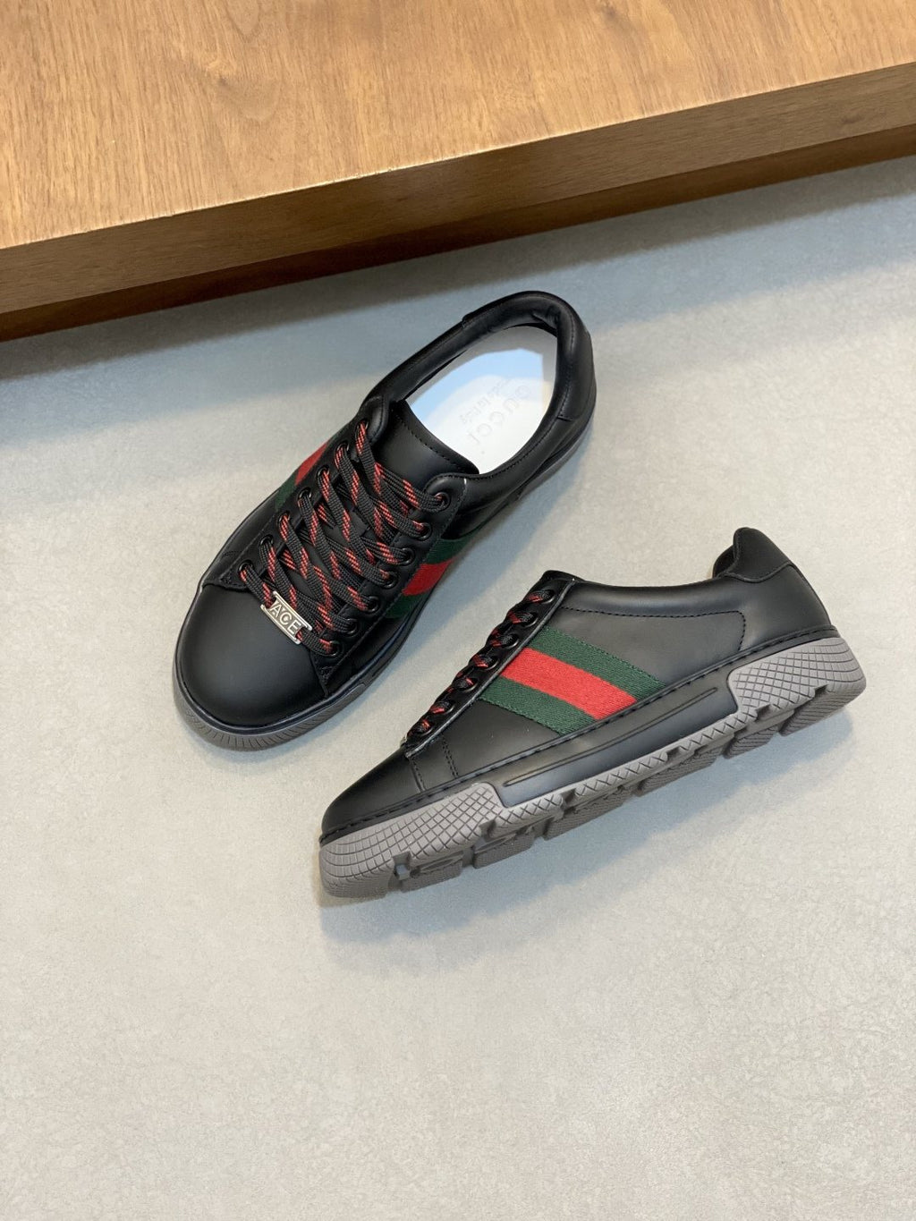 Gucci Stripe Low-Top Sneakers
